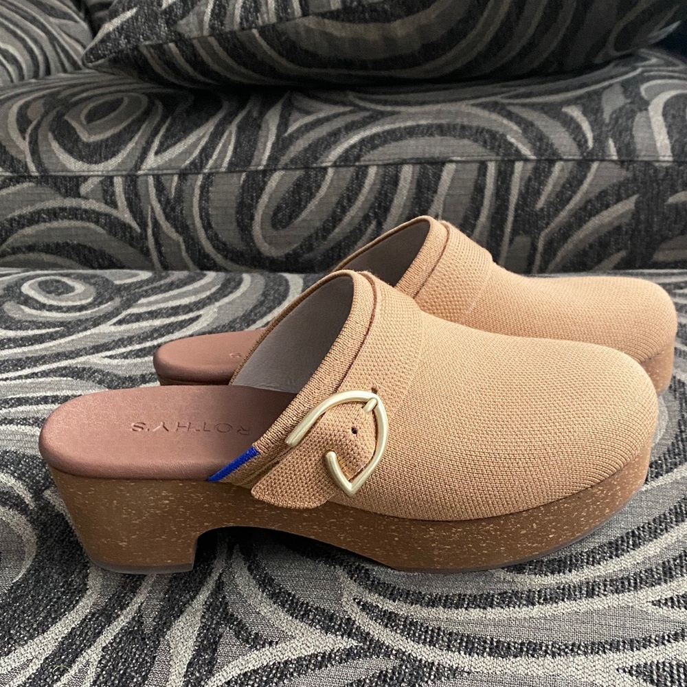 NEW Rothys Tan Women's Clogs